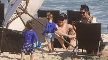 Thais Fersoza e Michel Teló curtem dia na praia com os filhos, Melinda e Teodoro - AgNews
