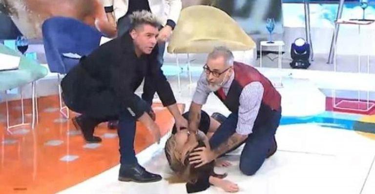 Cantora argentina Daniela Pérez desmaia em programa ao vivo - Reprodução / TV