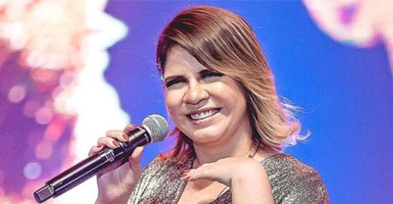 Marília Mendonça exibe barriga de grávida em look justo durante show - Randes Filho