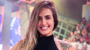 Carol Peixinho abusa do decote e exibe tatuagem nos seios - Globo/Victor Pollak