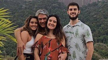William Bonner com os filhos trigêmeos, Beatriz, Laura e Vinicius - Reprodução / Instagram