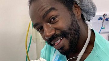 Jonathan Azevedo surge com o filho recém-nascido nos braços - Arquivo Pessoal