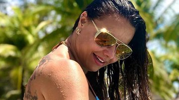 Viviane Araújo exibe corpão de biquíni fio-dental - Instagram