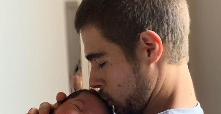 Rafael Vitti divide cliques inéditos da filha recém-nascida - Instagram