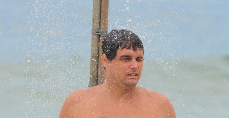 Mais magro, Felipe Dylon curte tarde de praia no Rio de Janeiro - AgNews