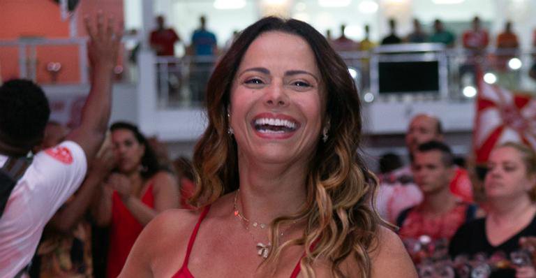 Viviane Araújo mostra samba no pé e ostenta o corpão durante ensaio - Alex Nunes/Divulgação