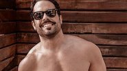 Pedro Carvalho exibe corpaço sem camisa - Reprodução