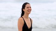 Nathalia Dill curte dia na praia com um amigo - AgNews