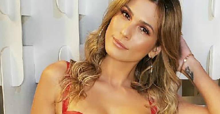 Lívia Andrade posa com vestidinho vermelho colado - Reprodução/Instagram
