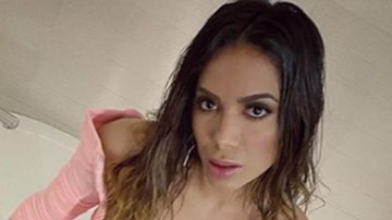Anitta seduz com decote no limite e vestido curtíssimo - Instagram