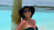 Aos 42 anos, Carla Perez surge de biquíni e eleva a temperatura com cinturinha fina - Instagram