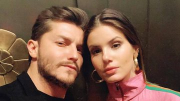 Klebber Toledo posa ao lado da esposa, Camila Queiroz em clique romântico - Reprodução/Instagram