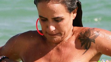 Carol Peixinho quase mostra demais na praia - AgNews/Dilson Silva