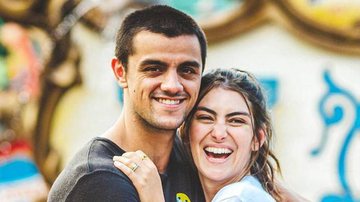 Mariana Uhlmann e o marido, Felipe Simas encantam a web ao posar com a família reunida - Reprodução/Instagram