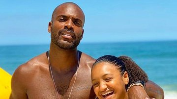 Que calor! Rafael Zulu posa com a filha e quase mostra demais - Instagram