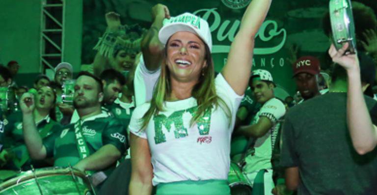 Viviane Araujo cai no samba na Mancha Verde - Brazil News/Amauri Nehn