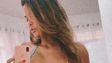 Geisy Arruda puxa biquíni e quase mostra demais - Reprodução/Instagram