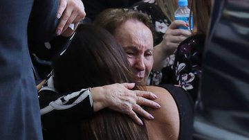 Emocionada, mãe de Gugu Liberato abraça Mara Maravilha em velório - Francisco Cepeda/AgNews
