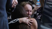Emocionada, mãe de Gugu Liberato abraça Mara Maravilha em velório - Francisco Cepeda/AgNews