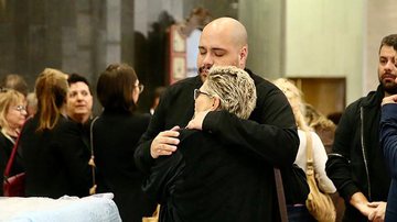 Tiago Abravanel ampara a mãe, Cinthia, na despedida de Gugu Liberato - Manuela Scarpa / BrazilNews