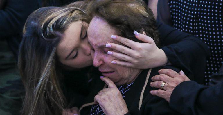 Mãe de Gugu Liberto é consolada pelas netas após despedida do comunicador - Francisco Cepeda / AgNews