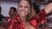Viviane Araujo brilha com look decotado e exibe pernões em escola de samba - Alex Nunes/Divulgação
