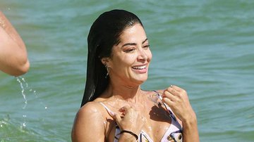 Aline Riscado exibe a boa forma em dia na praia com biquíni branco - Dilson Silva / AgNews