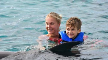 Filho de Ana Hickmann nadou com golfinhos em praia paradisíaca - Reprodução/Instagram