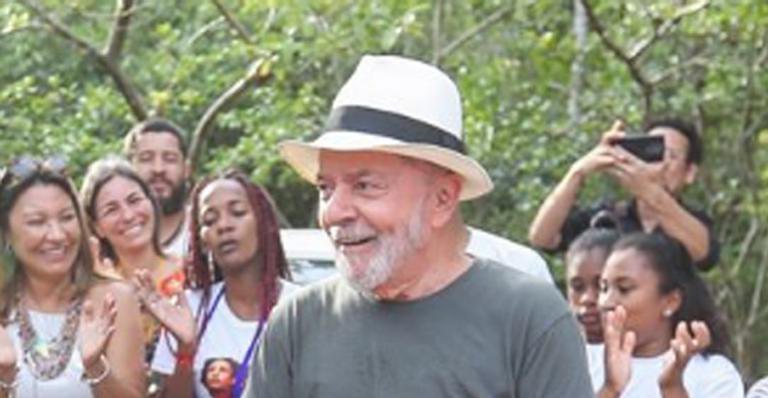 Ex-presidente Lula dança em vídeo ao lado da namorada - Reprodução