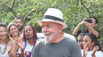 Ex-presidente Lula dança em vídeo ao lado da namorada - Reprodução