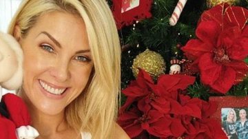 A apresentadora abriu as portas de sua casa para mostrar toda a decoração natalina - Reprodução/Youtube