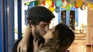 Chay Suede dá beijão na esposa grávida em momento quente - Reprodução