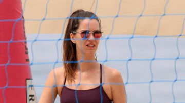 Nathalia Dill exibe barriga sarada ao jogar vôlei na praia - AgNews