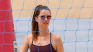 Nathalia Dill exibe barriga sarada ao jogar vôlei na praia - AgNews