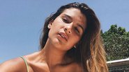 Giulia Costa exibe marquinha do sol na pele ao puxar o biquíni - Instagram