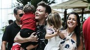 Michel Teló e Thais Fersoza surgem com os filhos nos braços - AgNews