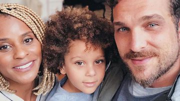 Igor Rickli surge nu em foto com a família na piscina - Instagram