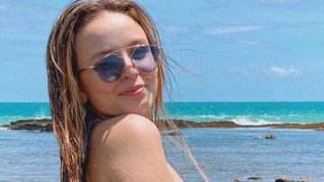 Larissa Manoela surge sensual com maiô ousado em foto na praia - Reprodução