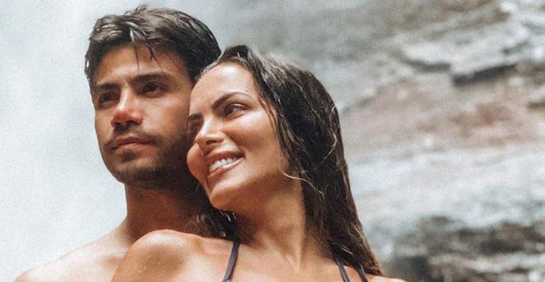 Sertanejo Mariano aparece em momento quente com Carla Prata em cachoeira - Reprodução