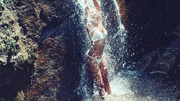 Marina Moschen curte banho de cachoeira com Mariana Ximenes e ostenta corpão em biquíni branco - Reprodução/Instagram