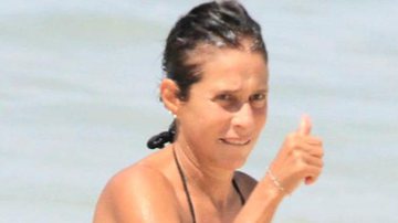 Andrea Beltrão exibe corpão aos 56 anos em dia de praia - AgNews