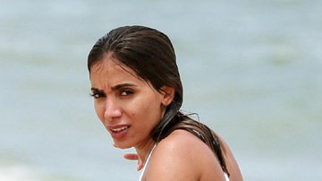 Anitta exibe corpão na praia usando biquíni branco - AgNews