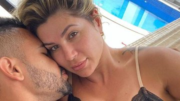 Dentinho posa com a esposa, Dani Souza e os filhos em dia de praia - Reprodução/Instagram
