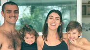 Felipe Simas se derrete de amores ao ver a filha 'fazendo' ultrassom com a mamãe - Reprodução/Instagram