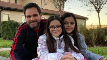 Luciano Camargo viaja ao lado das filhas e da esposa - Instagram