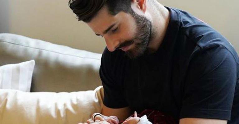Papai babão, Alok emociona fãs ao compartilhar clique inédito com o recém-nascido - Arquivo Pessoal