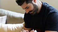 Papai babão, Alok emociona fãs ao compartilhar clique inédito com o recém-nascido - Arquivo Pessoal