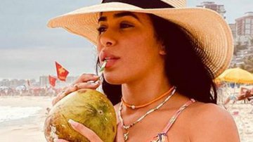 Ex-BBB Elana deixa shortinho aberto na praia - Reprodução/Instagram