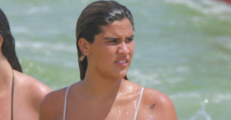 Giulia Costa leva a irmã caçula para curtir dia de praia e ostenta corpão - AgNews / Dilson Silva