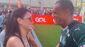 Luciele Di Camargo e Denílson surgem aos beijos - Instagram